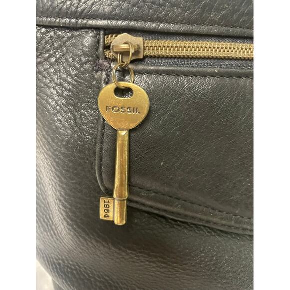Fossil Black Leather Shoulder Bag with Key - Picture 6 of 16